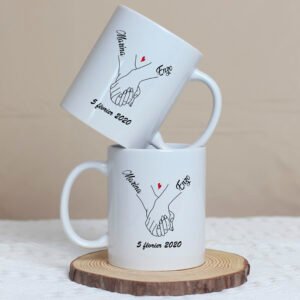 💞 Mug Couple – Mains Enlacées et Date de Rencontre ou Mariage